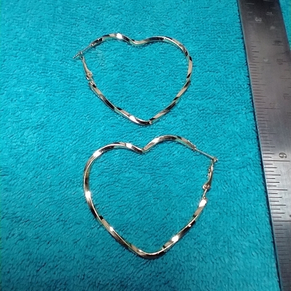 Goldtone twisted large heart wire earrings pierced - Picture 3 of 4